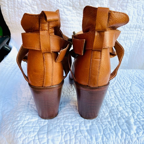 Soft leather Hibou Sz39 strappy heel 9x3.5x3” heel - Picture 4 of 6